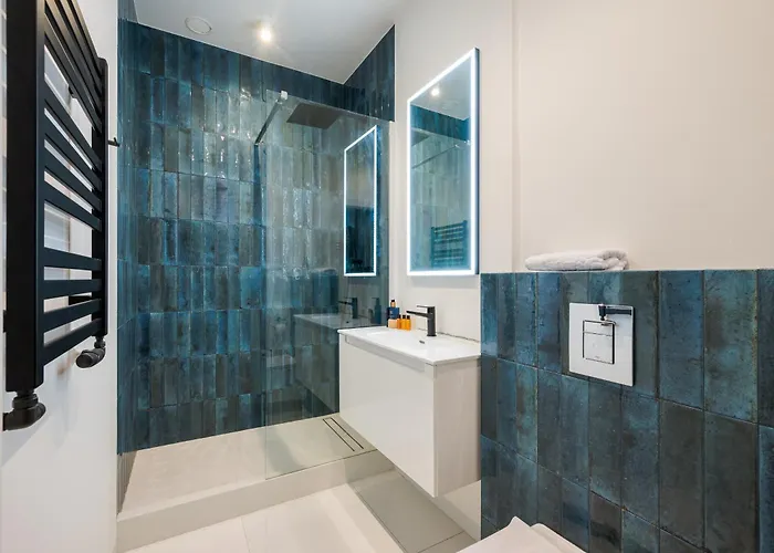 Plac Zbawiciela Stylish By Bookinghost